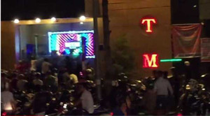 Dùng mã tấu chém nhau kinh hoàng trước quán bar ở Đồng Nai