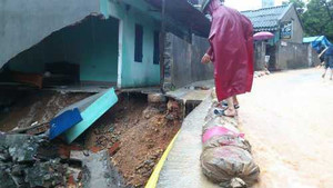 Mưa lũ ở Quảng Ninh: Thêm 2 người chết, đang giải cứu 5 người trong đống đổ nát