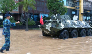 Quân đội sử dụng xe đặc chủng ứng cứu người dân ở Quảng Ninh