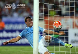 Hậu vệ Man City gục xuống sân vì không thể giữ sạch lưới