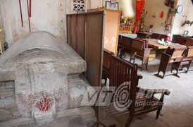 Nằm ngủ trên đầu người chết ở Hà Nội