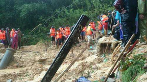 Ảnh: Đào bới ngôi nhà sập, tìm kiếm 5 người mất tích ở Quảng Ninh