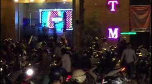 Video: Hàng chục thanh niên chém loạn xạ trước quán bar lớn nhất Biên Hòa
