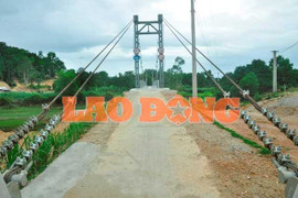 Cầu treo tiền tỉ được thiết kế đi thẳng vào nhà 'quan xã'