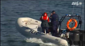 Xót xa cảnh con gái bất lực nhìn cha bị cá mập cắn chết