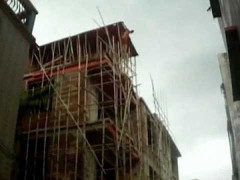 Cảnh sát liều mình đỡ kẻ 'ngáo đá' nhảy từ tầng 4 xuống đất