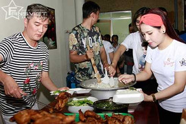Đàm Vĩnh Hưng tự tay vào bếp nấu cơm từ thiện
