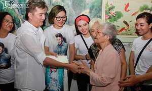 Đàm Vĩnh Hưng thăm nhà, tặng quà cho cựu chiến binh