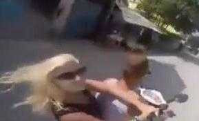 Clip: Vừa chạy xe vừa chụp ảnh tự sướng gây tai nạn