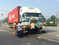 Hai vợ chồng già bị xe container kéo lê hàng chục mét