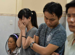 Em gái MC Quang Minh khóc nức nở trong đám tang