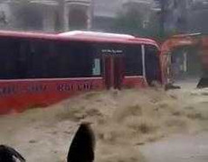 Kinh hoàng cảnh lũ cuồn cuộn đổ về, biến phố thành sông ở Quảng Ninh