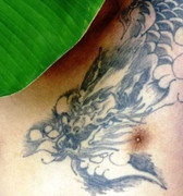 Nam thanh niên xăm trổ hình rồng chết bên vệ đường