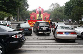 Nhiều lái xe bỗng thành phó chánh văn phòng huyện