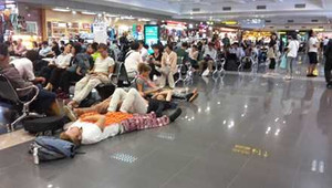 Thông báo chậm, hủy chuyến bay nhiều như tin nhắn rác