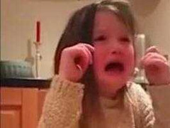 Clip em bé khóc hết nước mắt thuyết phục bố ăn chay gây 'sốt'