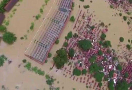 Video: Cảnh ghe thuyền đi trên đường phố ở Quảng Ninh