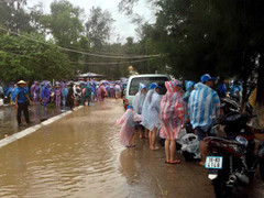 Điều tàu hải quân đón 1.500 du khách mắc kẹt tại Cô Tô