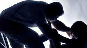 Vợ đặt camera quay phim tố chồng hiếp dâm con riêng