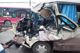 Xe khách húc đuôi container, tài xế kẹt cứng trong cabin