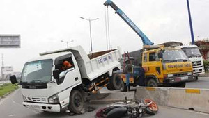 Xe tải bay qua dải phân cách nghiền nát xe máy