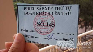 Du khách mắc kẹt ở Cô Tô xếp hàng bốc thăm lên tàu hải quân