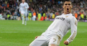 Ronaldo đánh gót như 'có mắt sau lưng'