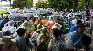 Tàu hải quân tiếp tục đưa du khách kẹt ở Cô Tô về đất liền an toàn