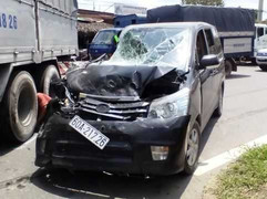 Xe hơi húc đuôi xe tải, hai trẻ nhỏ bị thương