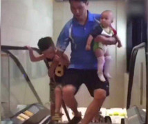 Phì cười clip khi người đi thang cuốn cẩn thận quá mức