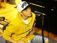 Sơn Tùng M-TP mặc quần rách tả tơi đi tập hát