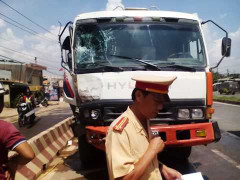 Xe tải húc vào container đang quay đầu, tài xế trọng thương