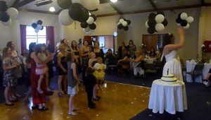 Clip: Thản nhiên đánh rơi em bé để bắt hoa cưới