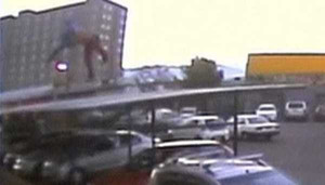 Rơi từ tầng 17 xuống đất vẫn thoát chết kỳ diệu