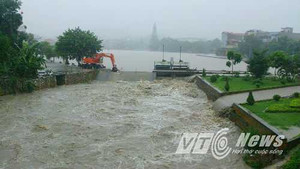 Phá đập giải cứu 500 hộ dân bị ngập ở Uông Bí