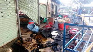 Lửa thiêu rụi 7 ki ốt tại chợ nông sản Thủ Đức
