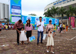 Gia đình diễn viên ‘Cầu vồng tình yêu’ khuấy động ngày Hội Cao Khỏe