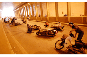 Đi xe máy an toàn trong trời mưa bão