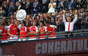 Arsenal thắng Chelsea: Wenger dùng độc chiêu hạ Mourinho