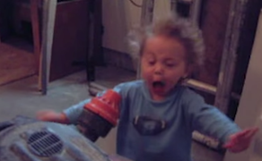 Video: Biểu cảm ‘khó đỡ’ của trẻ em lần đầu tiếp xúc với máy hút bụi