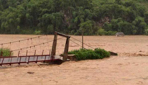 Clip: Kinh hoàng lũ đánh sập, cuốn trôi nhiều cây cầu ở Điện Biên