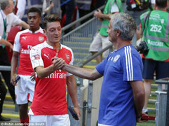 Mourinho ném huy chương, mỉa mai Arsenal chơi tử thủ