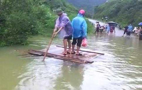 Clip: Dân Lạng Sơn chế bè di chuyển trong lũ