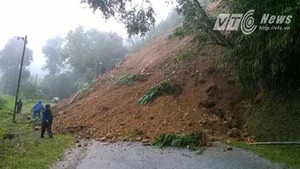 Cao Bằng sạt lở nghiêm trọng, ba người bị vùi trong bùn đất