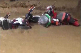 Clip: Bất lực nhìn tài sản bị lũ cuốn phăng