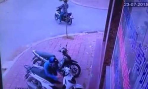 Video: Tên trộm bẻ khóa xe SH trong tích tắc ở Hà Nội