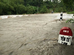 Video: Lũ cô lập danh thắng Yên Tử, Quảng Ninh