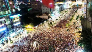 Hai cô gái hẹn 'huyết chiến' trên phố Nguyễn Huệ, nghìn người đến xem