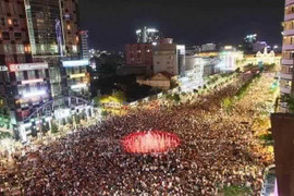 Clip: Nghìn người đến xem hai thiếu nữ thách đấu trên phố Nguyễn Huệ