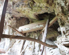 Dựng tóc gáy lời đồn 'ma ám' ở hang mộ trên vách đá